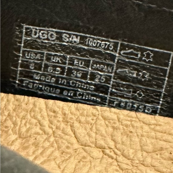 UGG Women's Black Loafers size 8 pre owned Exellent condition. - Picture 6 of 7